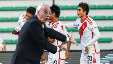Jorge Fossati dando indicaciones y detrás jugadores de la Selección Peruana Sub-23. Fuente: Andina