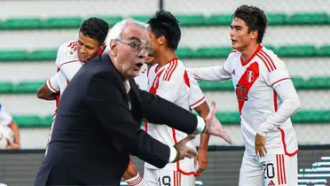 Jorge Fossati dando indicaciones y detrás la última Selección Peruana Sub-23