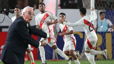 Jorge Fossati haciendo un gesto con la mano y la Selección Peruana celebrando 