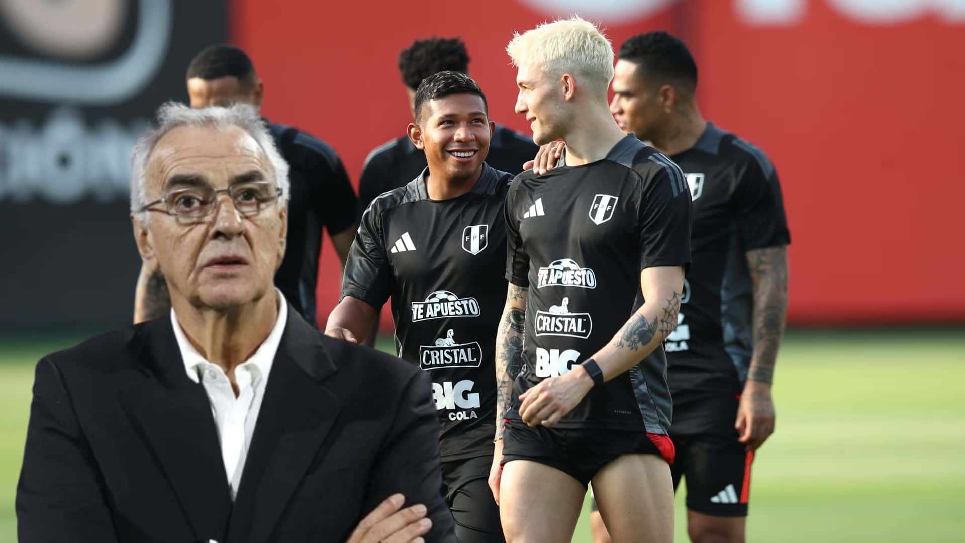 Jorge Fossati observando a Edison Flores, Oliver Sonne y Anderson Santamaría en Videna
