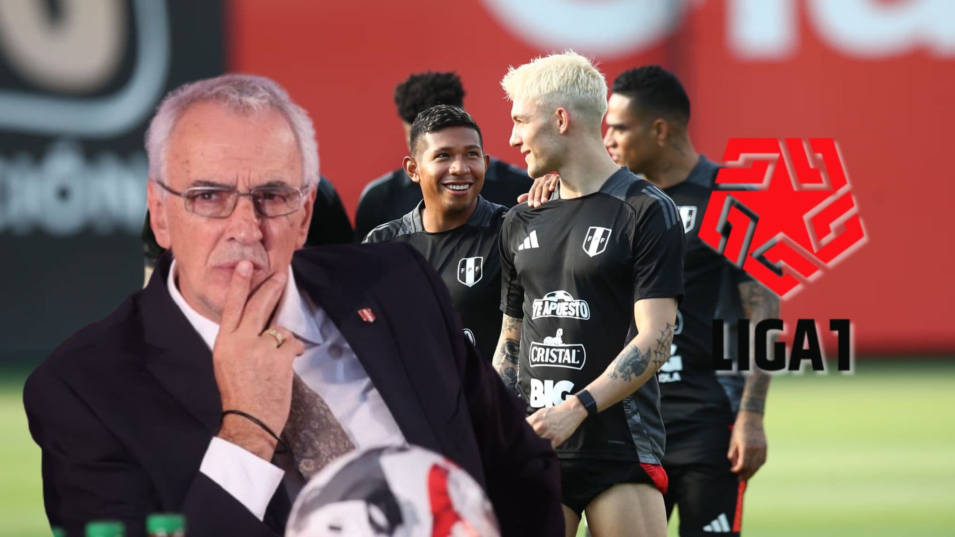 Jorge Fossati observando detenidamente a sus jugadores de la Selección Peruana