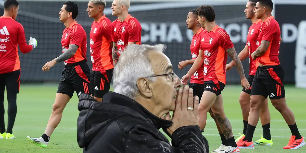 Jorge Fossati rezando, mientras los jugadores de la Selección Peruana caminan