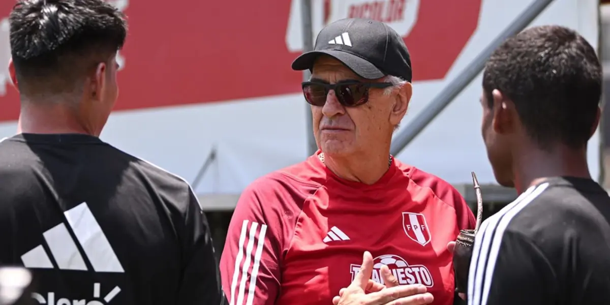 Jorge Fossati saludando a los seleccionados (Foto: FPF)