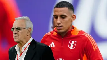 Jorge Fossati serio y Alex Valera viendo para abajo (Foto: Selección Peruana)