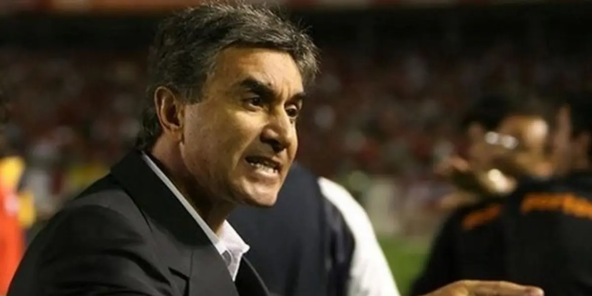 Juan Carlos Oblitas dirgiendo en Perú. FOTO: Andina.