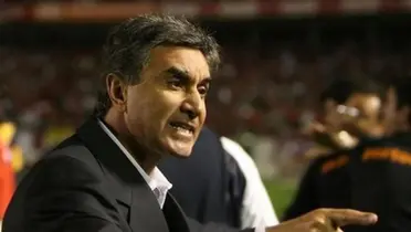 Juan Carlos Oblitas dirgiendo en Perú. FOTO: Andina.