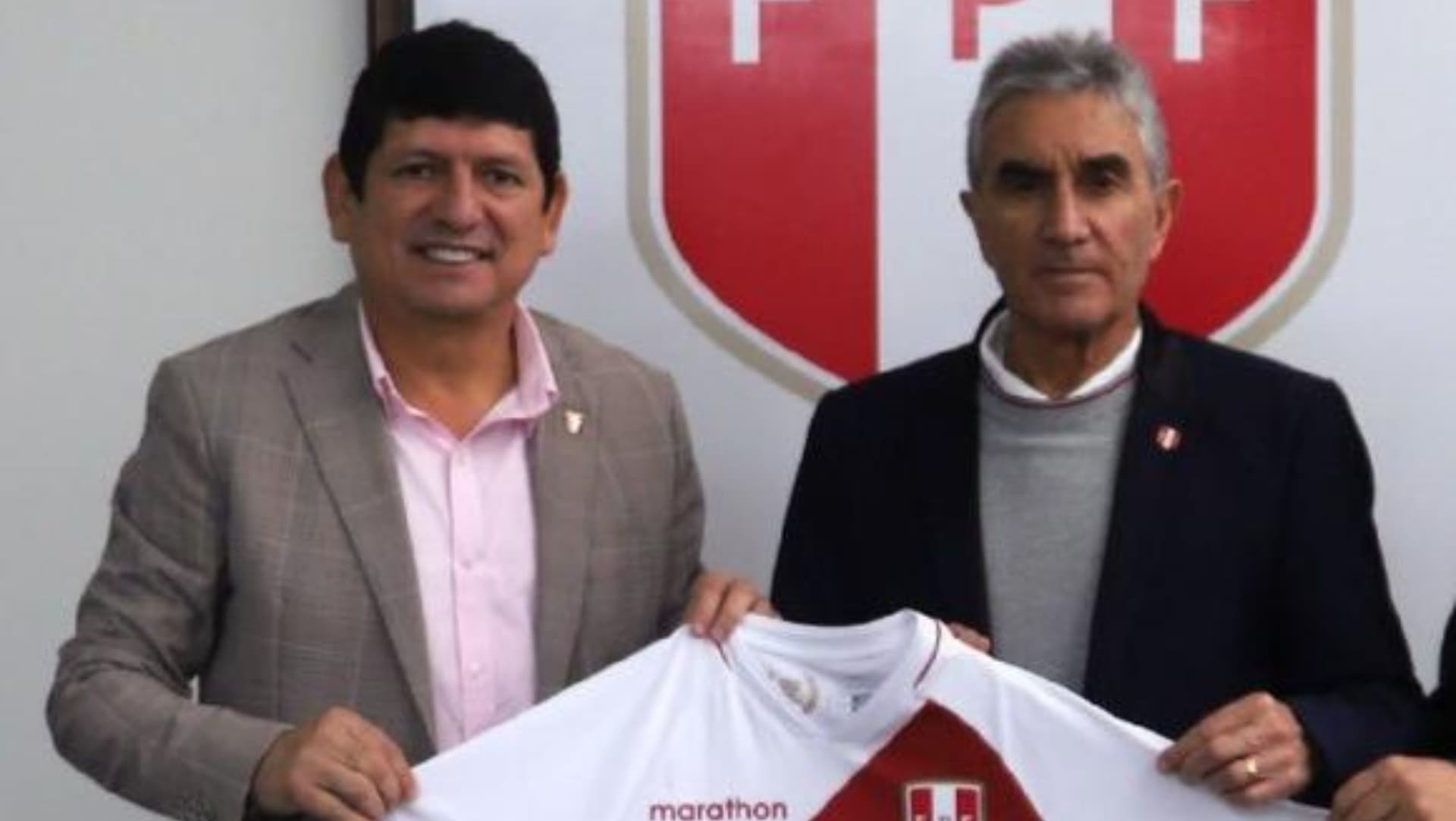 Juan Carlos Oblitas se quedará en la FPF