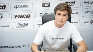 Juan Pablo Gocicochea firmando su contrato