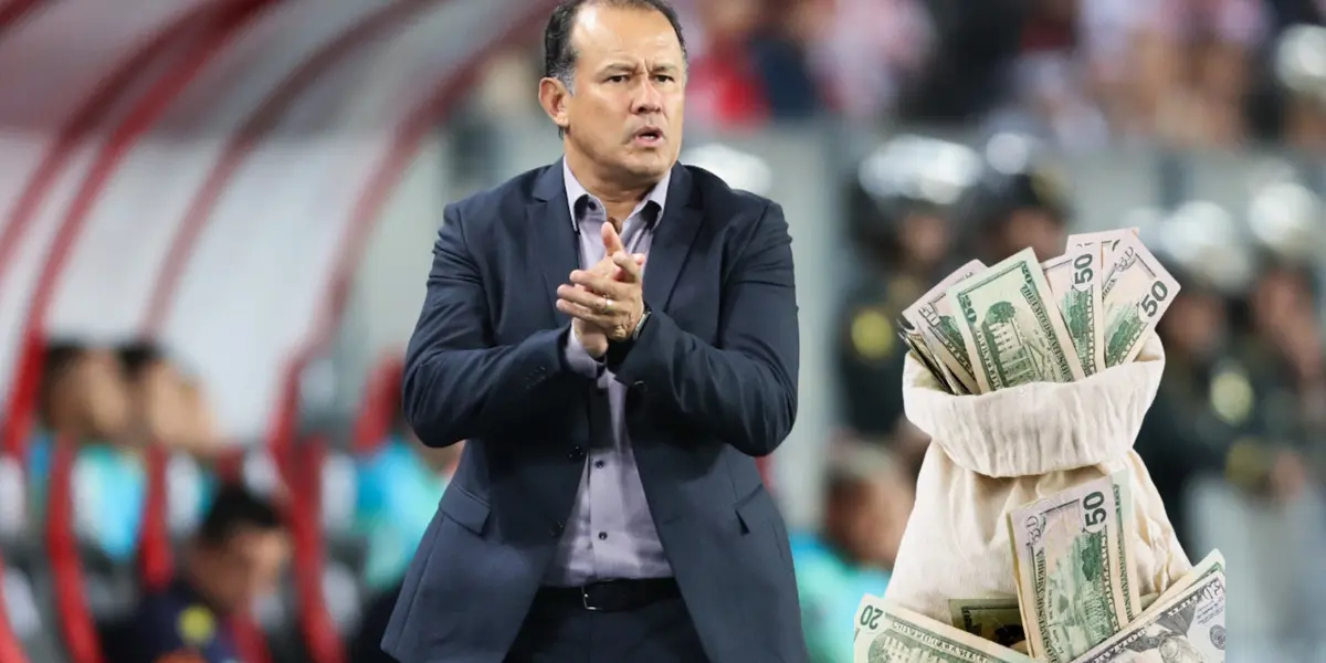 Juan Reynoso dirigiendo a la Selección Peruana.