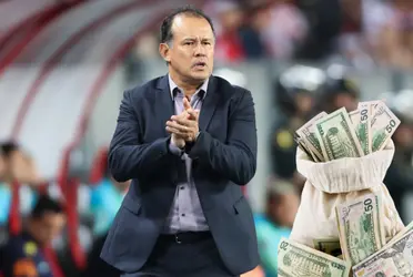 Juan Reynoso dirigiendo a la Selección Peruana.