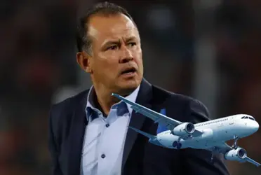 Juan Reynoso dirigiendo a la Selección Peruana.