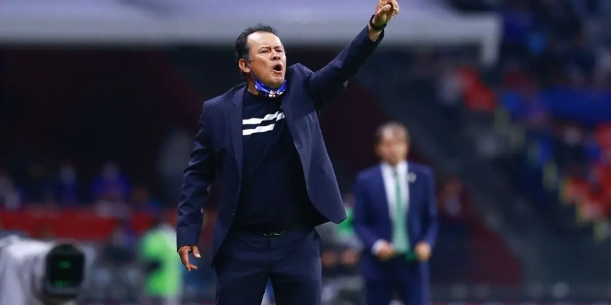 Juan Reynoso dirigiendo al Cruz Azul. FOTO: Todo Sport.