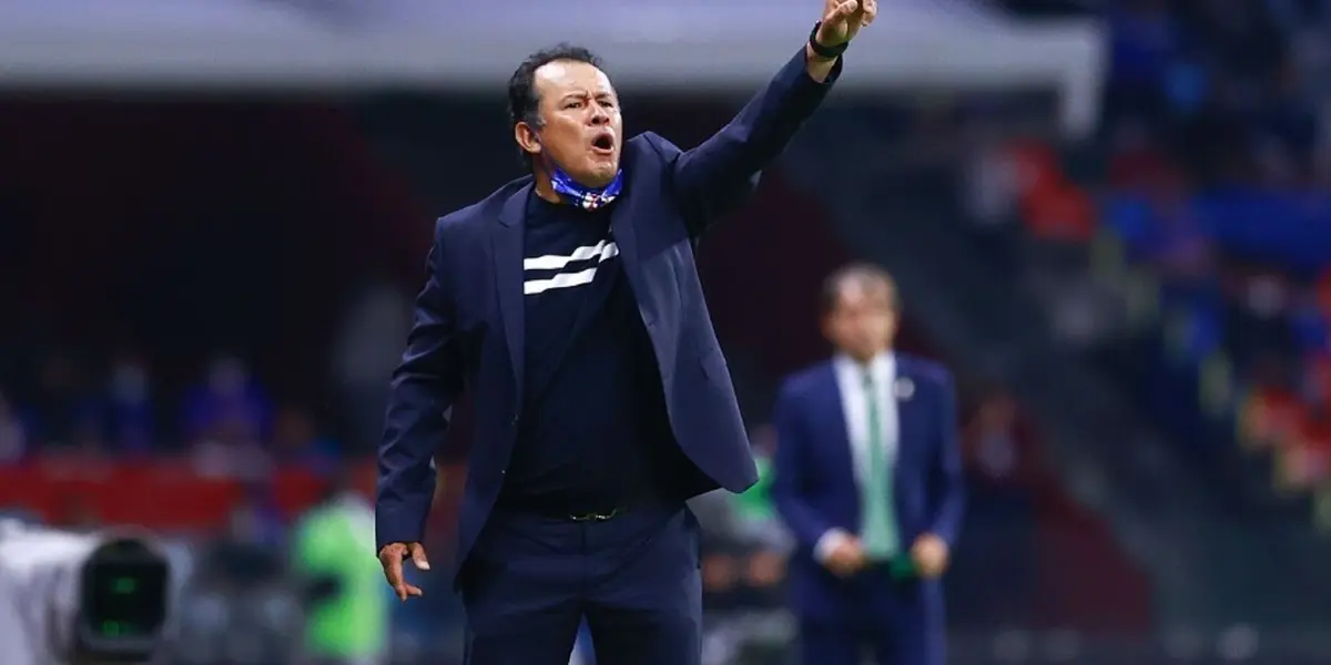 Juan Reynoso la pasa mal en México, pese a que Cruz Azul esta tercero en la Liga MX