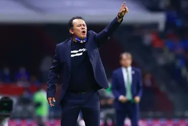 Juan Reynoso la pasa mal en México, pese a que Cruz Azul esta tercero en la Liga MX