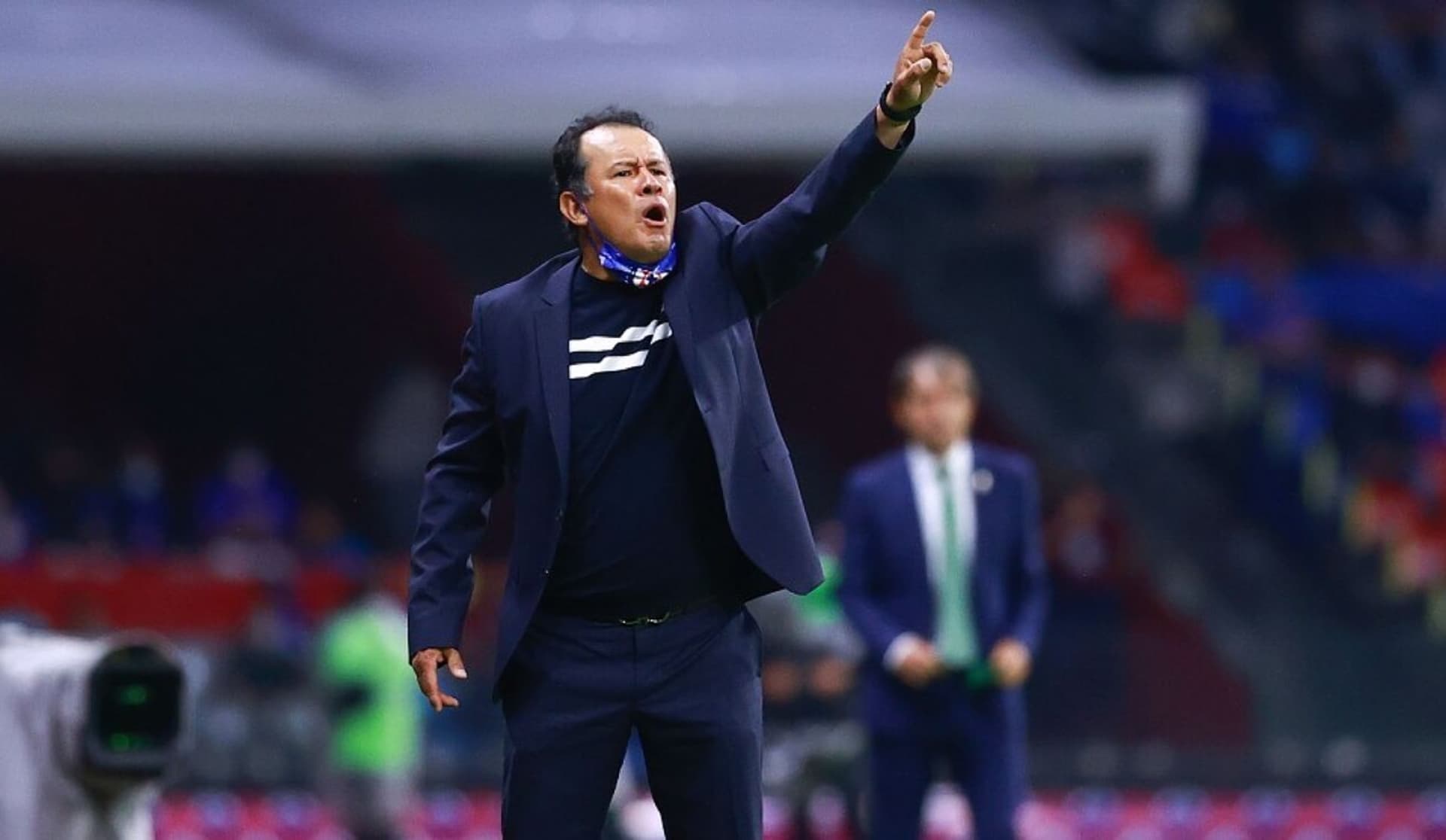 Juan Reynoso la pasa mal en México, pese a que Cruz Azul esta tercero en la Liga MX