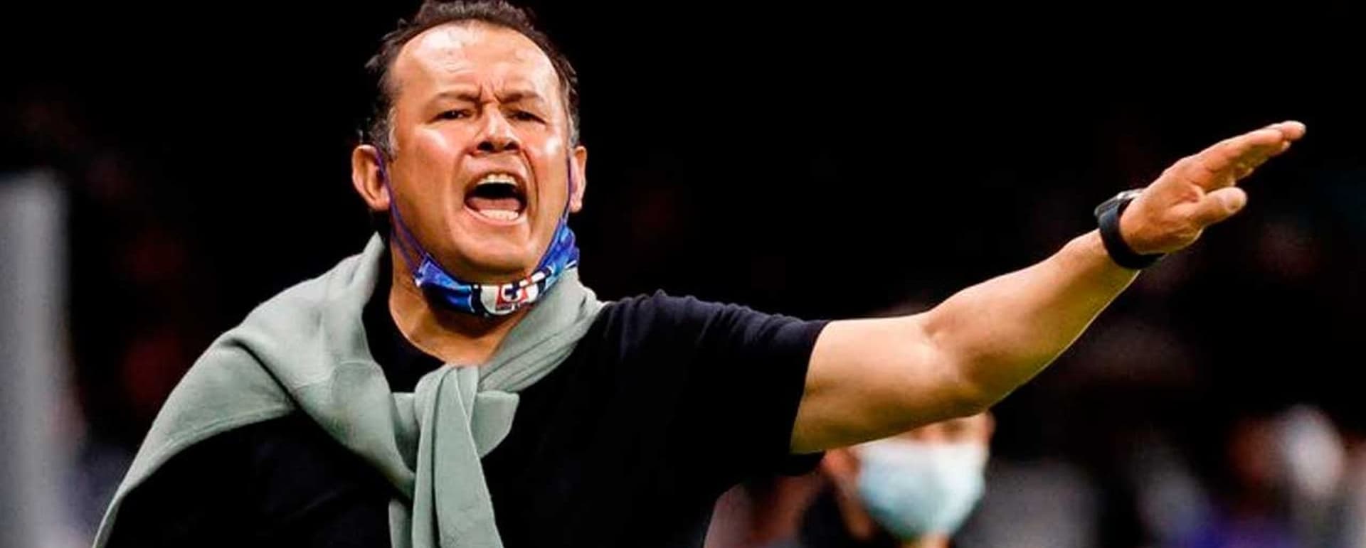 Juan Reynoso parece que no desea seguir en México y aceptaría ir a la Selección Peruana, ya que el Cruz Azul no esá contento con él.