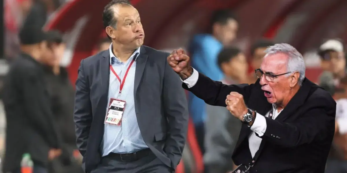 Juan Reynoso soplando y Jorge Fossati celebrando (Foto: EFE)