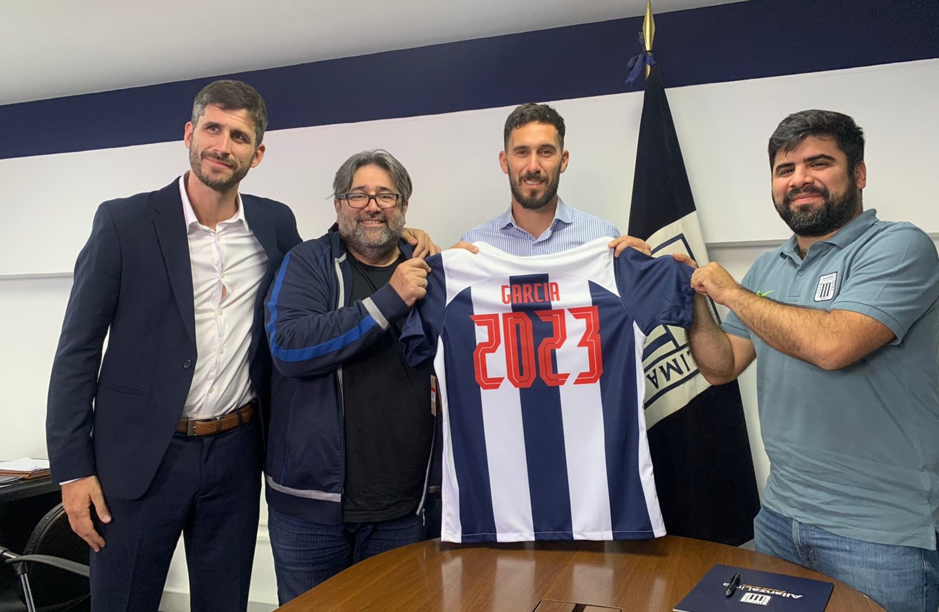 Jugador argentino fue presentado como flamante refuerzo blanquiazul