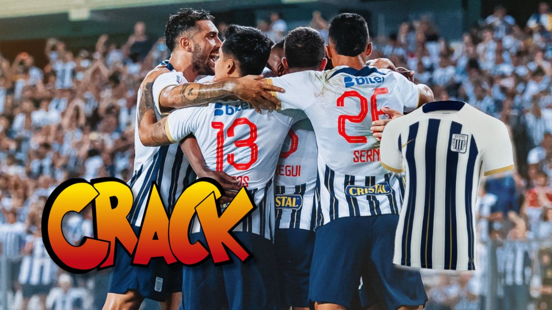 Jugadores de Alianza Lima abrazados en la cancha del Estadio Nacional