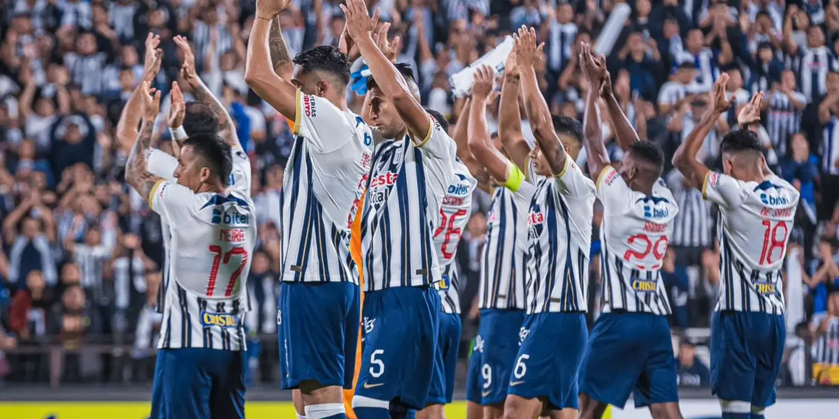 Jugadores de Alianza Lima aplaudiendo a la hinchada. FOTO: Twitter Alianza Lima