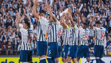 Jugadores de Alianza Lima aplaudiendo a la hinchada. FOTO: Twitter Alianza Lima