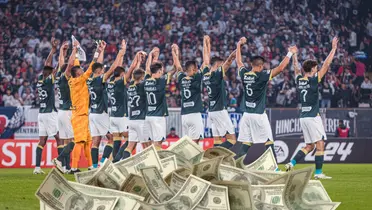 Jugadores de Alianza Lima saludando a los hinchas