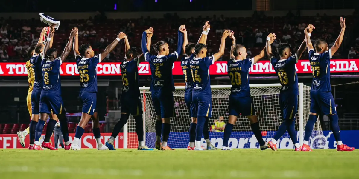 Jugadores de Alianza Lima saludando a los hinchas (Foto: Alianza Lima).