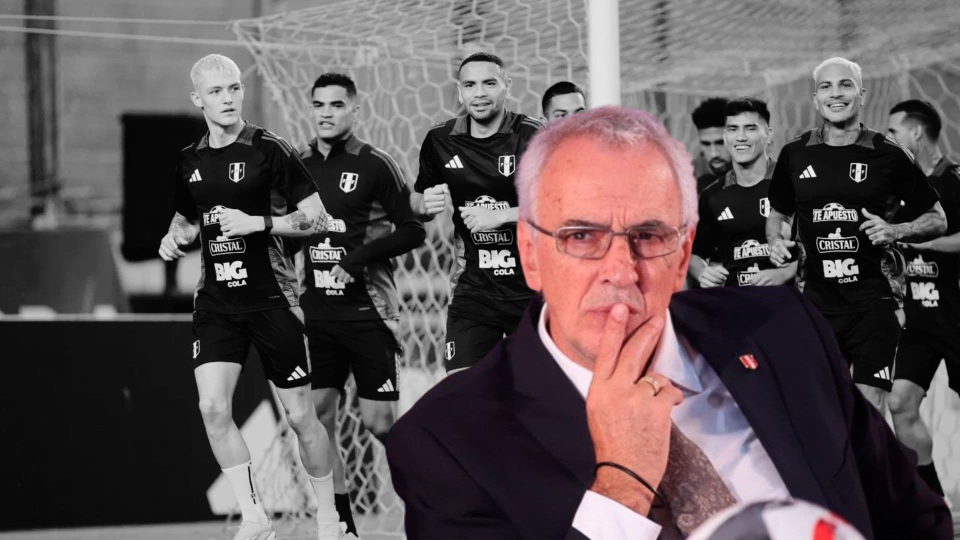 Jugadores de la Bicolor entrenando y delante Jorge Fossati pensativo