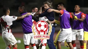 Jugadores de la Selección Peruana celebrando con Ricardo Gareca