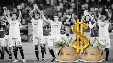 Jugadores de Universitario de Deportes saludando a sus hinchas en el Estadio Monumental