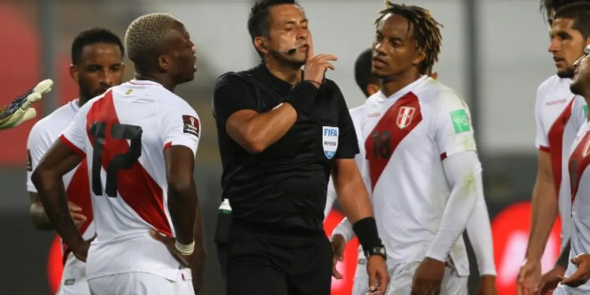 Julio Bascuñán sigue recibiendo premios, pese a su terrible arbitraje en las eliminatorias pasadas