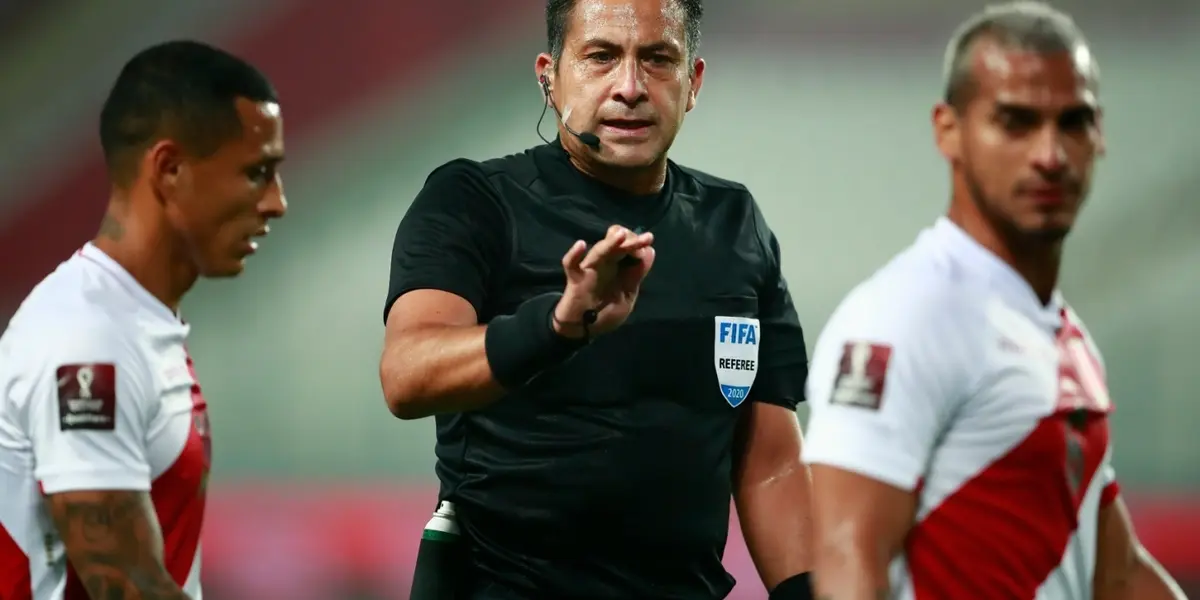 La afición peruana se molestó con el arbitro chileno Julio Bascuñán por este gesto que realizó