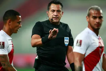 La afición peruana se molestó con el arbitro chileno Julio Bascuñán por este gesto que realizó