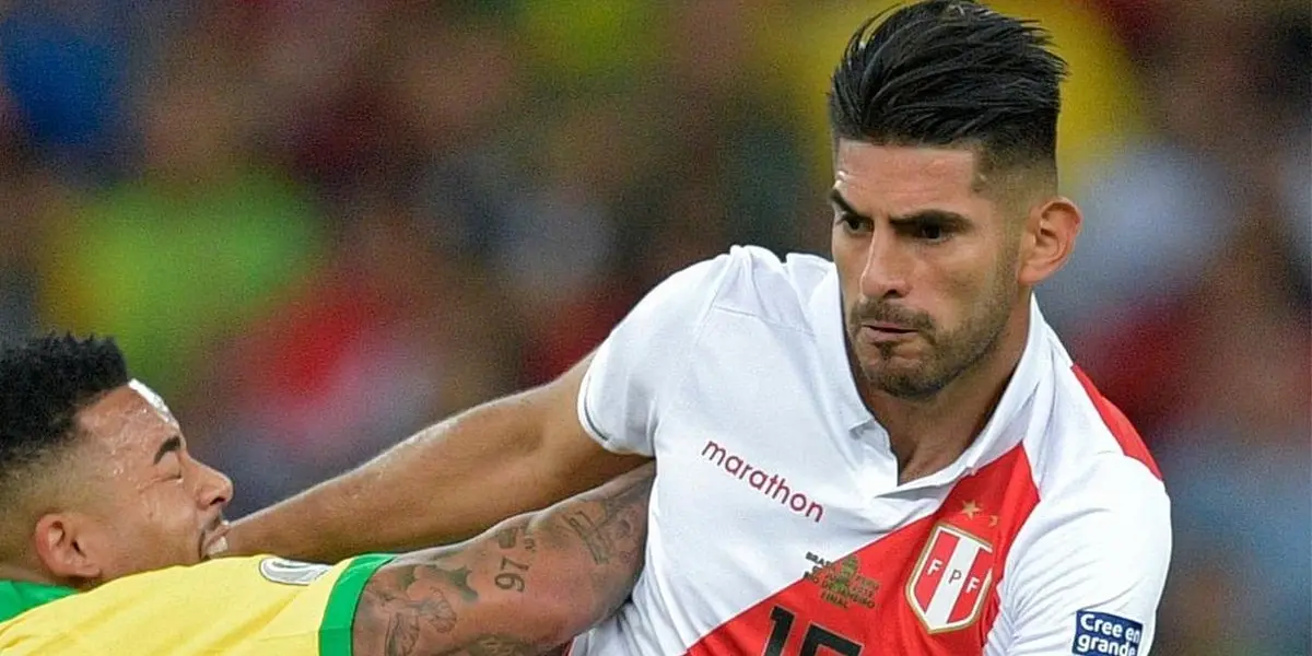 La hinchada de la Selección Peruana pide a gritos a Zambrano tras la falta de un líder en la defensa.