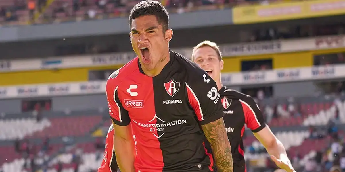 La prensa mexicana tiene muy bien considerado al defensor peruano y poco a poco lo está poniendo como uno de los candidatos que migrará a otro club grande.