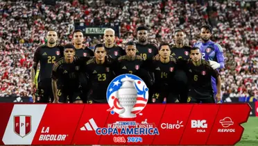 La Selección Peruana posando para la foto y el logo de la Copa América