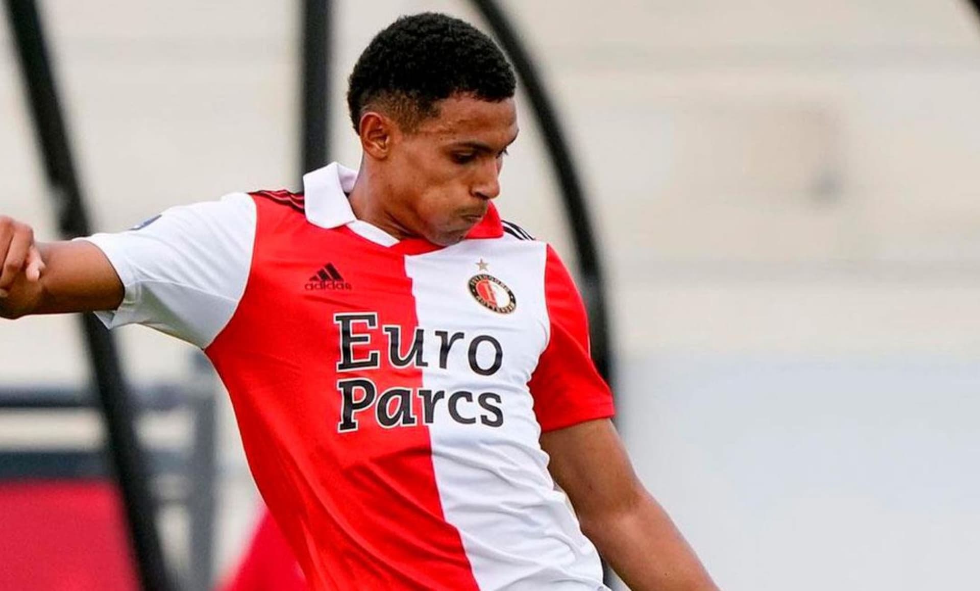 Lateral de Feyenoord viene destacando en Países Bajos