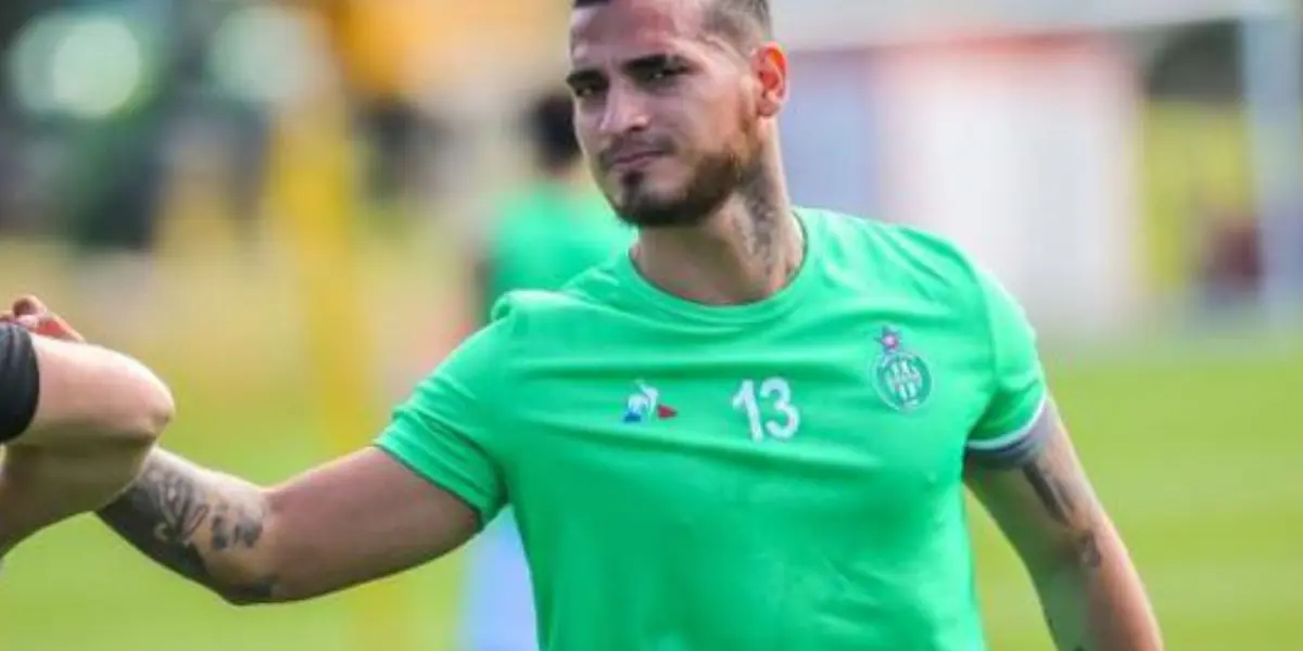 Lateral izquierdo está desesperado por conseguir equipo