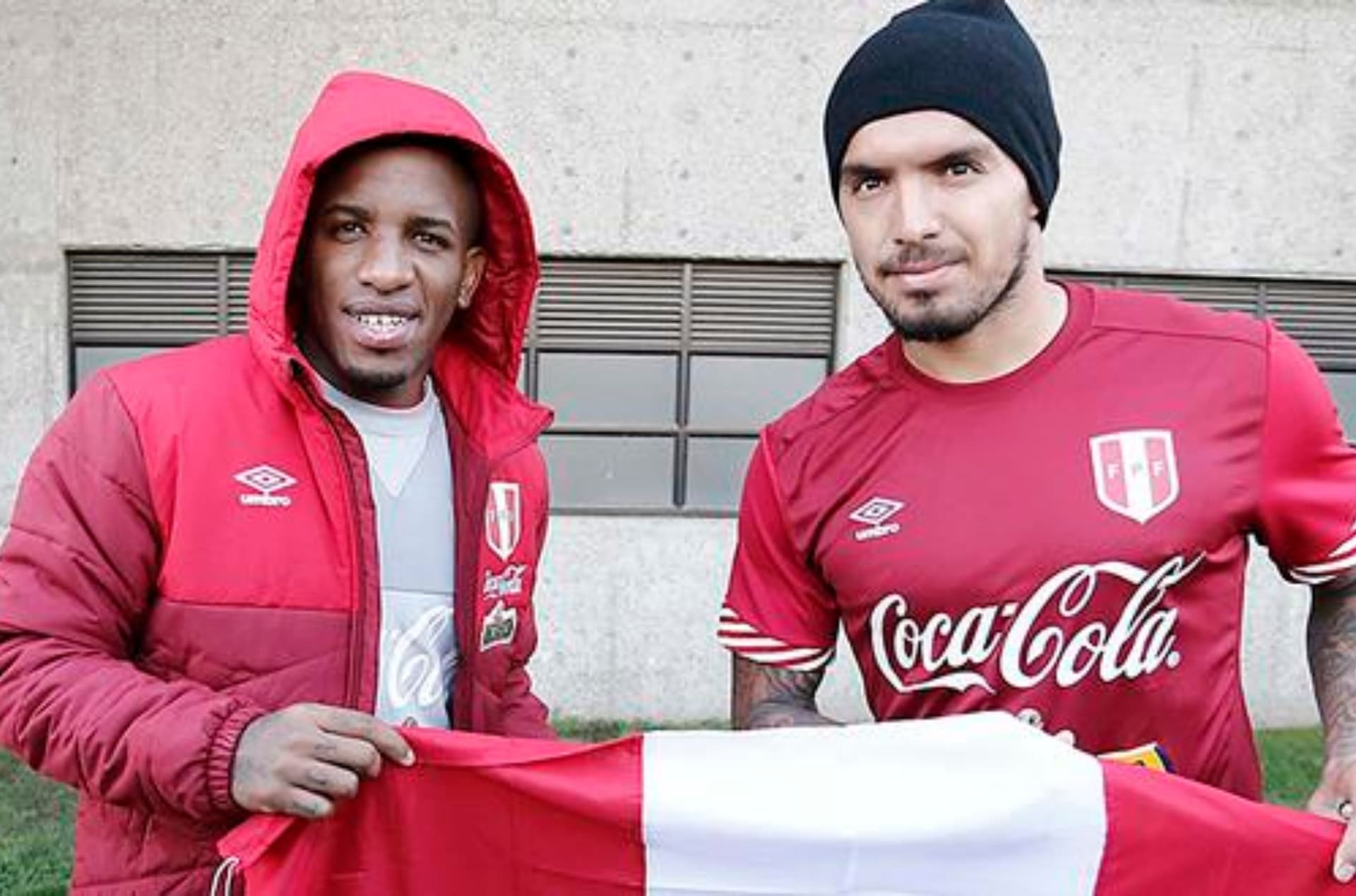 Los dos ex futbolistas podrían retornar a las canchas el 2023