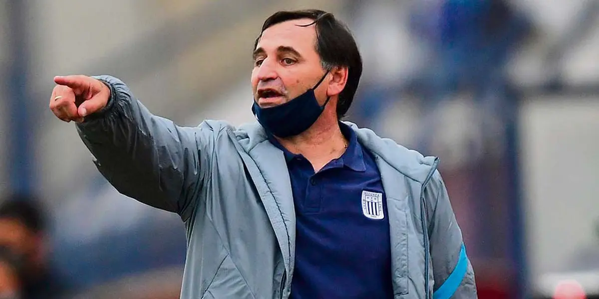 Los dos extranjeros llenos de felicidad le jugaron una broma al entrenador argentino al aventarle la cubeta de los refrescos cuando acabó el partido.