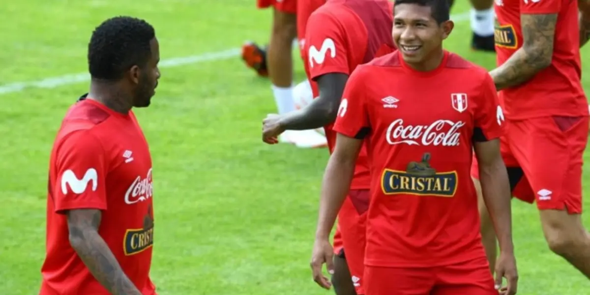 Los dos futbolistas mostraron en buen estado de ánimo de los seleccionados