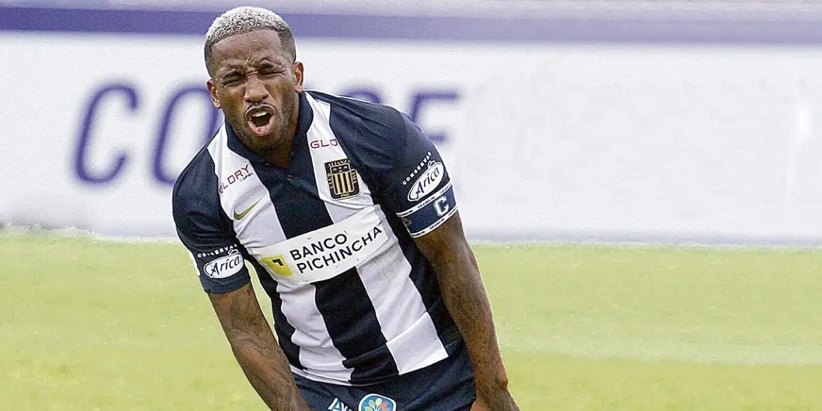 Luego de conseguir una difícil victoria contra Melgar de Arequipa los hinchas blanquiazules vieron interrumpida su alegría porque se vio una imagen donde Farfán se aquejaba por dolor