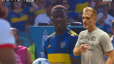 Luis Advíncula con el balón en las manos, Martín Liberman señalando con el dedo