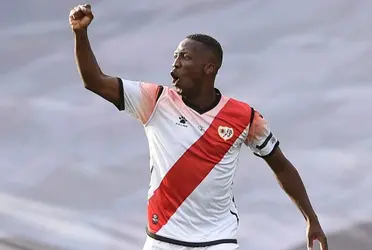 Luis Advíncula fue parte del ascenso de Rayo Vallecano y ahora le ofrecen un importante alza salarial para que no se vaya a Boca Juniors