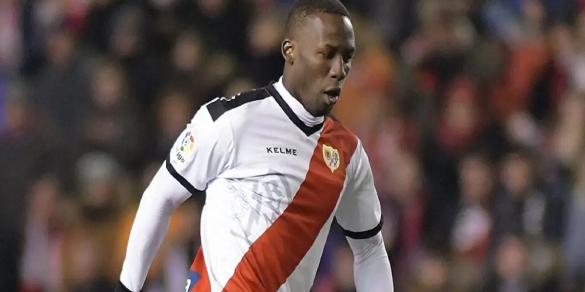 Luis Advíncula jugando con la camiseta del Rayo Vallecano de España. (Foto: Andina)