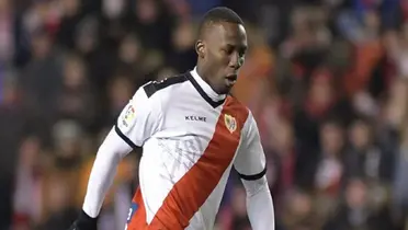 Luis Advíncula jugando con la camiseta del Rayo Vallecano de España. (Foto: Andina)