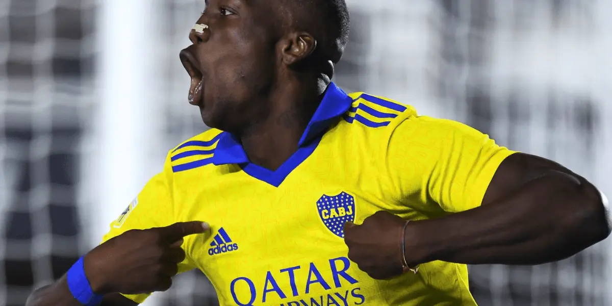 Luis Advíncula volvió a dar que hablar en el partido de Boca Juniors contra Atlético Tucumán