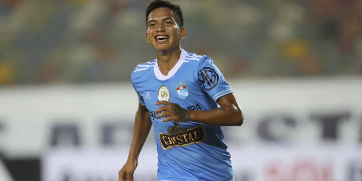 Martín Távara jugando con la camiseta del Sporting Cristal de Perú. (Foto: Andina)