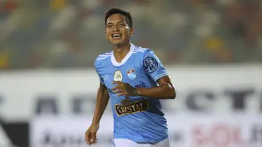 Martín Távara jugando con la camiseta del Sporting Cristal de Perú. (Foto: Andina)