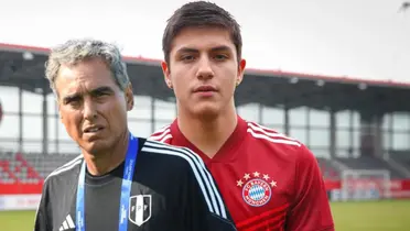 Matteo Pérez con camiseta del Bayern Múnich y Chemo del Solar con indumentaria de la FPF